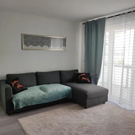 Luxuriouse, Moeblierte 2 Mit Separaten Eingang, Balkon Und Eigenem Parkplatz Vor Dem Eingang דירה