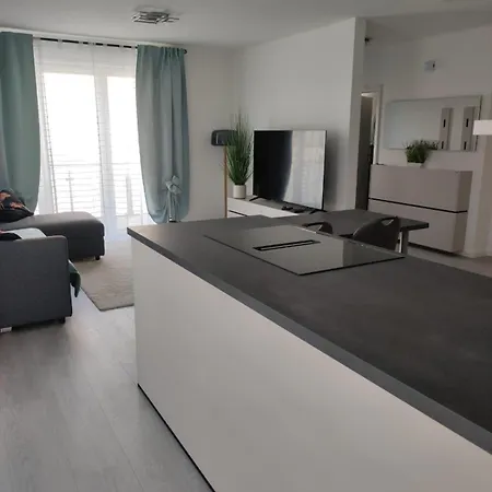 Luxuriouse, Moeblierte 2 Mit Separaten Eingang, Balkon Und Eigenem Parkplatz Vor Dem Eingang *