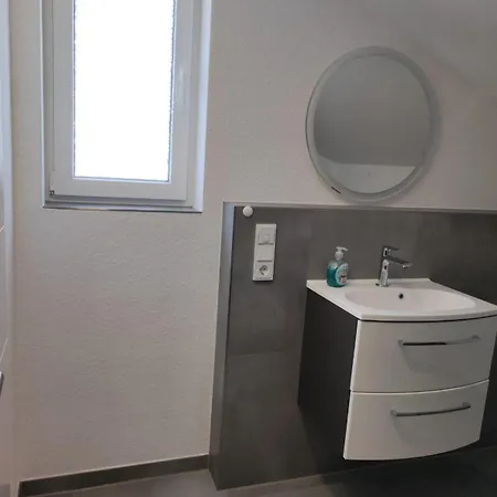 Luxuriouse, Moeblierte 2 Mit Separaten Eingang, Balkon Und Eigenem Parkplatz Vor Dem Eingang