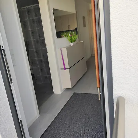 דירה Luxuriouse, Moeblierte 2 Mit Separaten Eingang, Balkon Und Eigenem Parkplatz Vor Dem Eingang