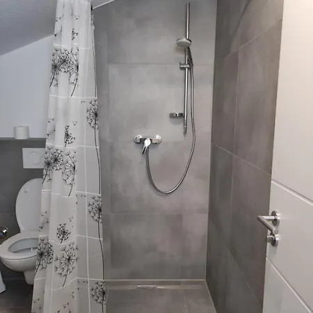 דירה Luxuriouse, Moeblierte 2 Mit Separaten Eingang, Balkon Und Eigenem Parkplatz Vor Dem Eingang